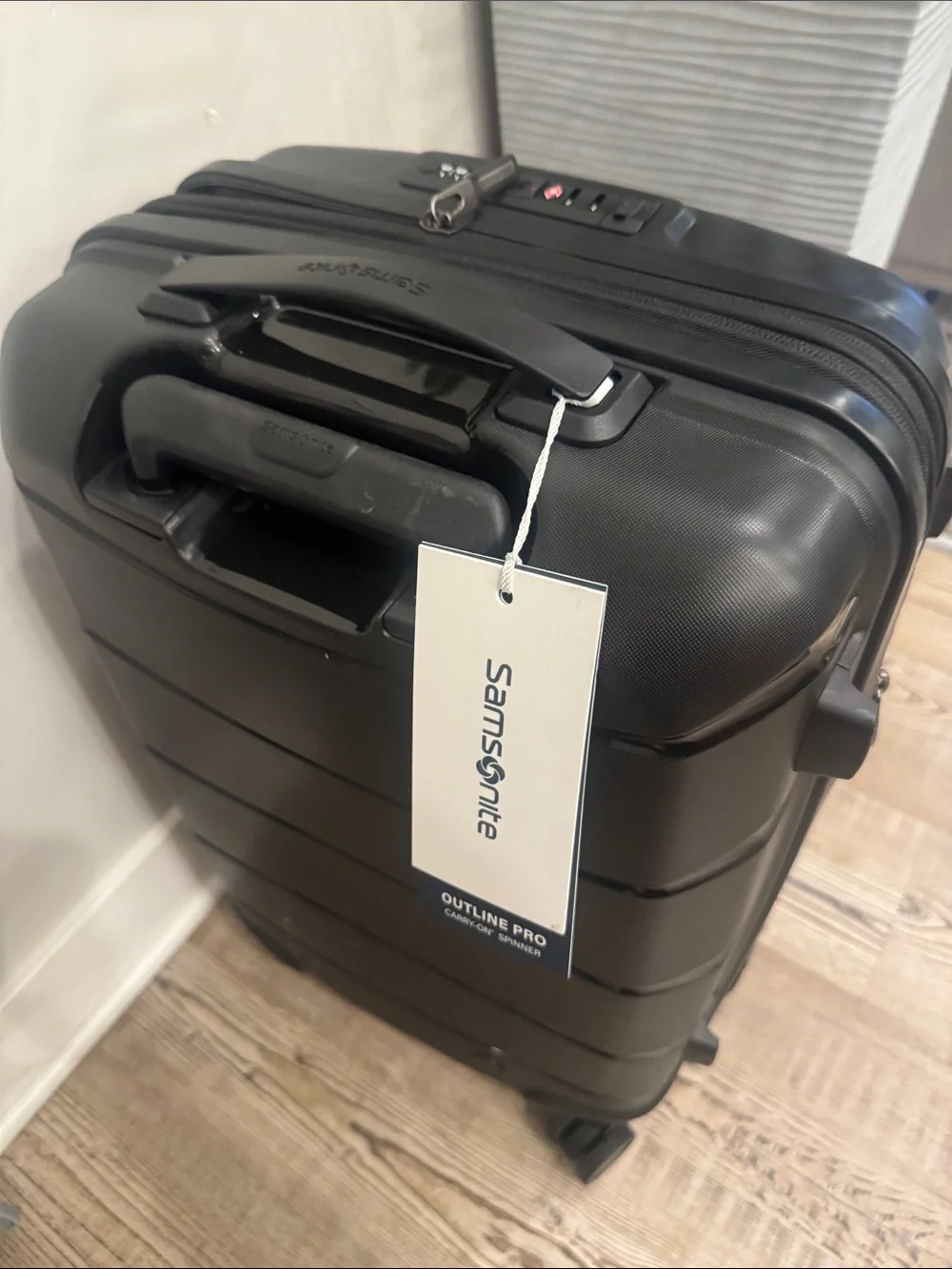 Samsonite Outline Pro Expandable Carry On Spinner Suitcase Luggage carry…